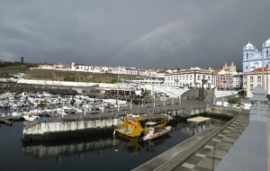 Hafenmole auf Terceira
