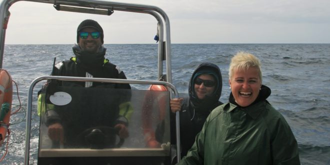 Glückliches Skipper-Team nach einer Blauwalsichtung auf den Azoren